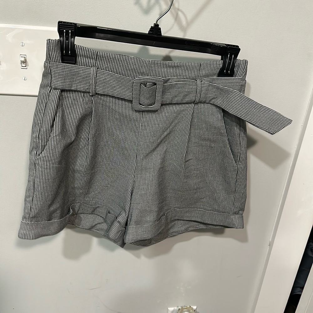 High waist houndstooth shorts with decorative belt